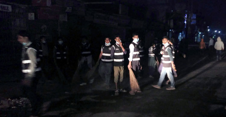 মধ্য রাতে ঝাড়ু-বেলচা নিয়ে রাস্তা পরিষ্কারে তরুণরা