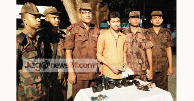 বেনাপোলে ২৮ হাজার মার্কিন ডলারসহ পাসপোর্টযাত্রী আটক