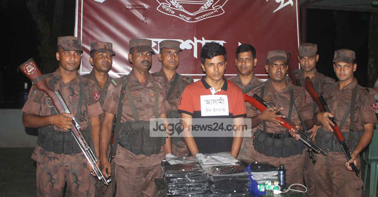 বেনাপোলে মোবাইল ট্রান্সমিশন ডিভাইসসহ যুবক আটক