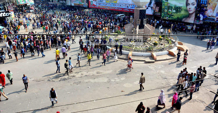 বগুড়ায় যুবলীগের অবরোধে ভয়াবহ যানজট