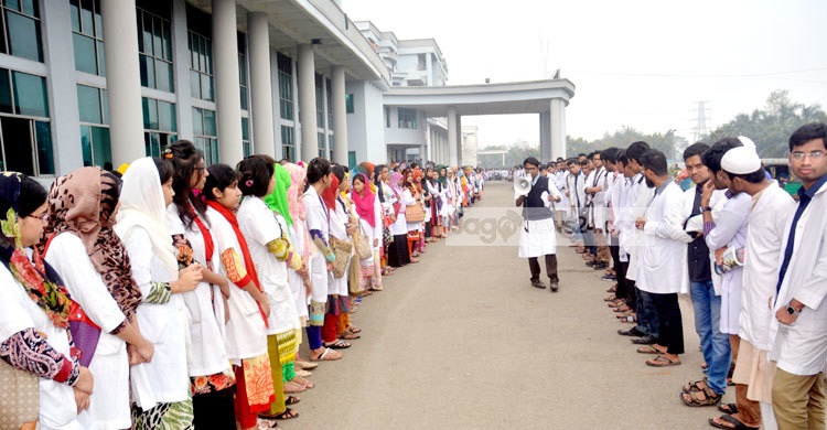 শাস্তি পাওয়া সেই ইন্টার্ন চিকিৎসকের হাতে হ্যান্ডমাইক