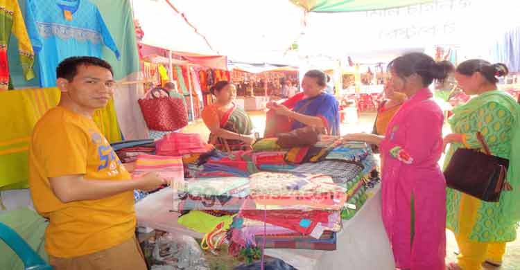 পাহাড়ে বৈসাবি ঘিরে জমছে কেনাকাটা