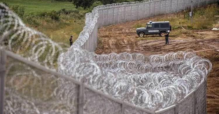 Myanmar shuts Bangladesh border after deadly attacks 