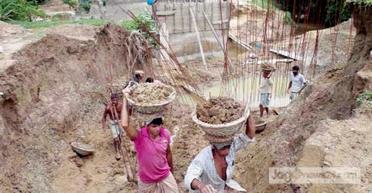 জনতার তোপের মুখে ব্রিজের নির্মাণ কাজ বন্ধ