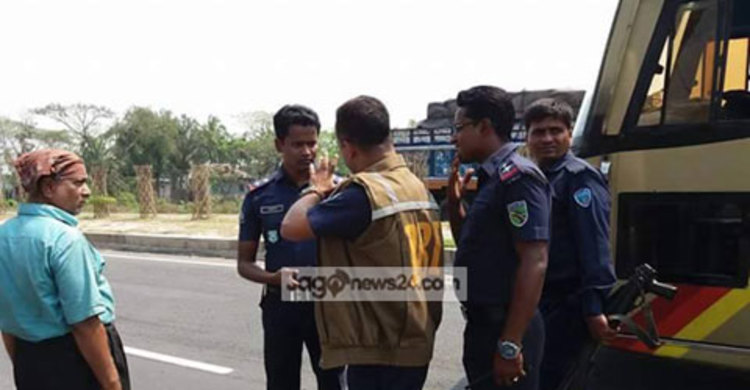 বাসে তল্লাশিকালে পুলিশের ওপর হামলা : গুলিবিদ্ধসহ আটক ২