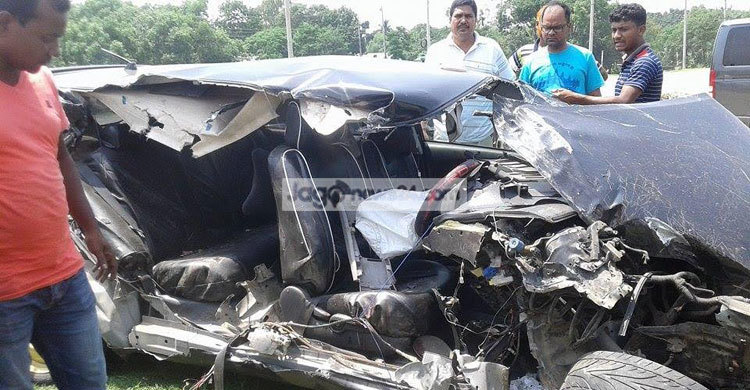 টাঙ্গাইলে বাস-প্রাইভেটকার সংঘর্ষে নিহত ১