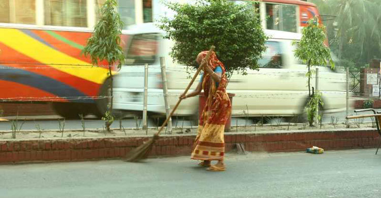 পরিচ্ছন্নতাকর্মীর বেতন ২৫০ টাকা!
