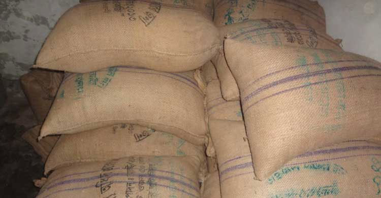 সরকারি চালসহ ইউপি সদস্য আটক