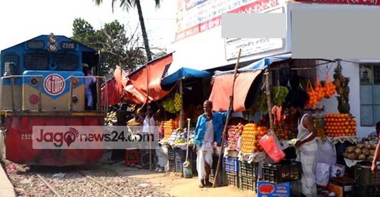 চাঁদপুরে রেলের জায়গায় অবৈধ ফল ব্যবসায়ীদের রাজত্ব