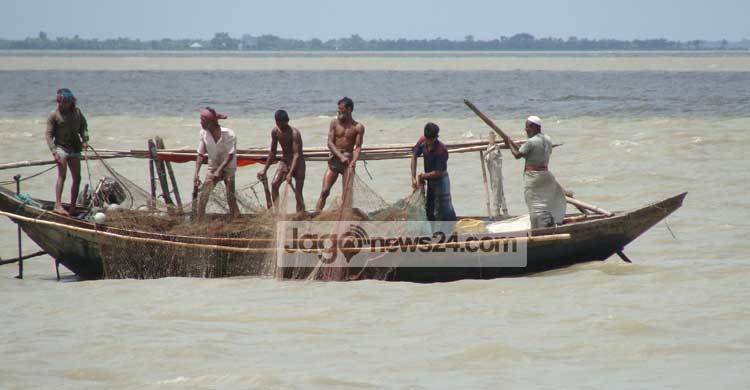 নিবন্ধন প্রদানে চাঁদপুরে জেলেদের নৌকা ও ইঞ্জিনের তালিকা