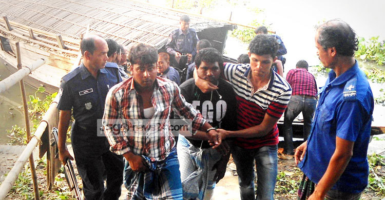 কুমিল্লায় পুলিশ-ডাকাত গুলিবিনিময় : অস্ত্রসহ গ্রেফতার ২