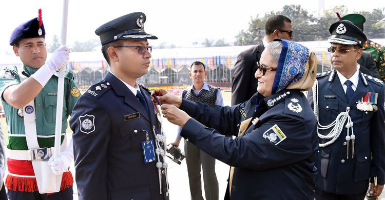 কুমিল্লার এসপি ও এসঅাইয়ের পদক লাভ