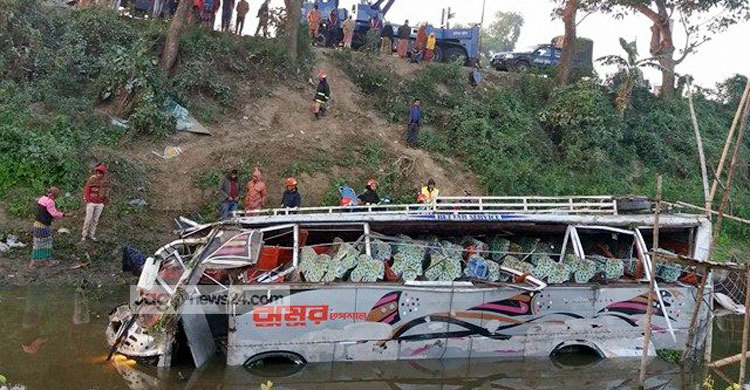 কুমিল্লায় বাস খাদে পড়ে নিহত ৬