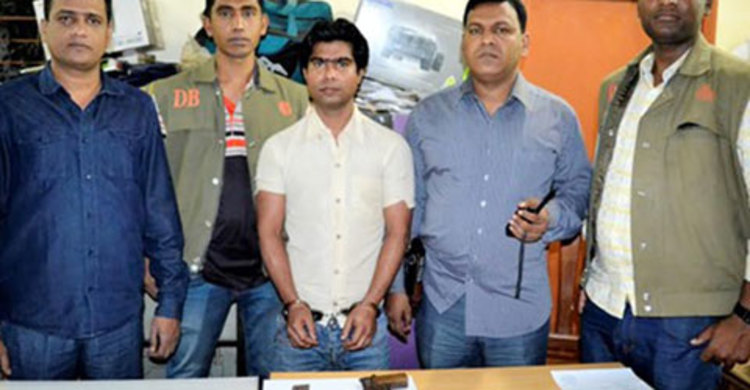 কুমিল্লায় অস্ত্রসহ সন্ত্রাসী চশমা রুবেল গ্রেফতার