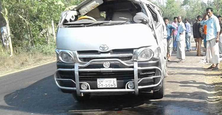 চকরিয়ায় মাইক্রোবাস খাদে পড়ে নিহত ৪