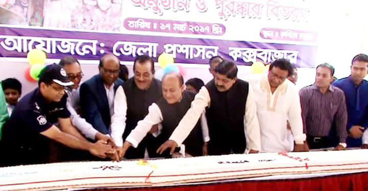 বঙ্গবন্ধুর জন্মদিনে কক্সবাজারে কাটা হলো ৯৮ পাউন্ড কেক