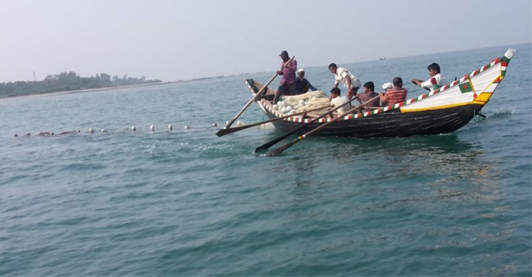 সাগর থেকে ৮ জেলেকে ধরে নিয়ে গেছে মিয়ানমার নৌ-বাহিনী