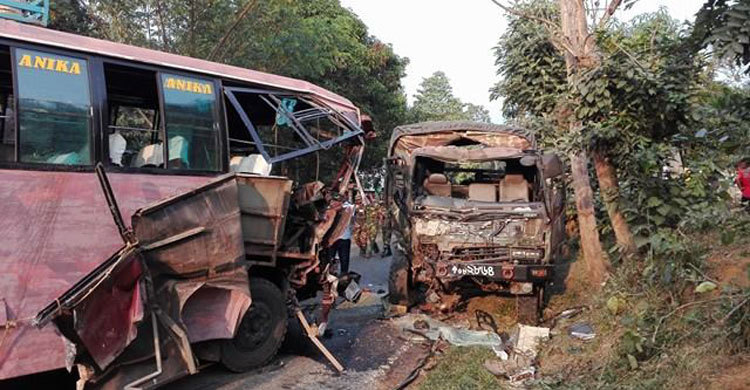 মাটিরাঙ্গায় বাস-ট্রাক সংঘর্ষে সেনা সদস্যসহ আহত ১৫