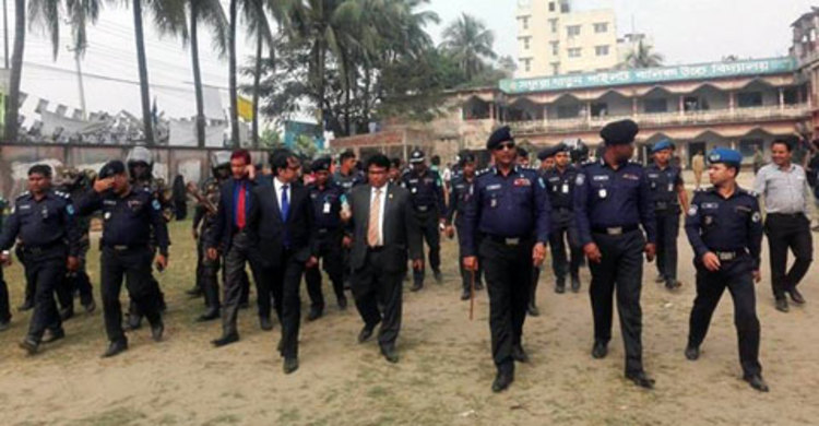 ধাওয়া-পাল্টা ধাওয়ার খবরে ভোটকেন্দ্রে ডিআইজি