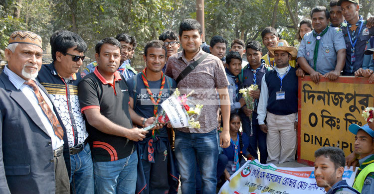 ১০৮ দিন পায়ে হেঁটে ৬৪ জেলা ভ্রমণ করলেন নাসিম