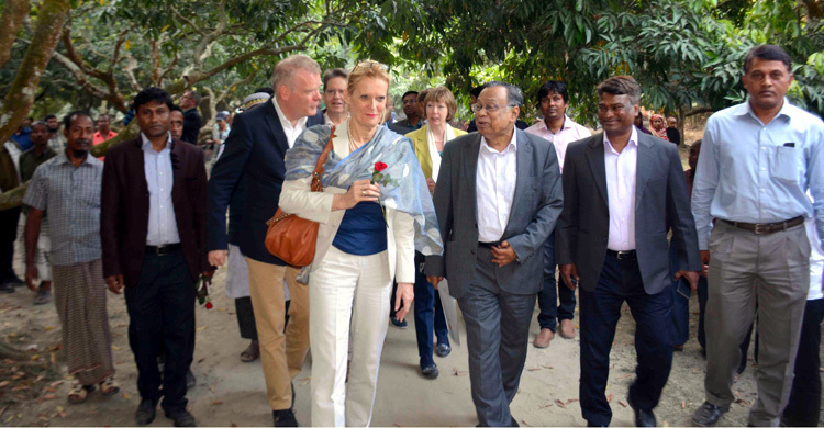 দিনাজপুরে লিচু বাগান পরিদর্শনে ৬ দেশের রাষ্ট্রদূত