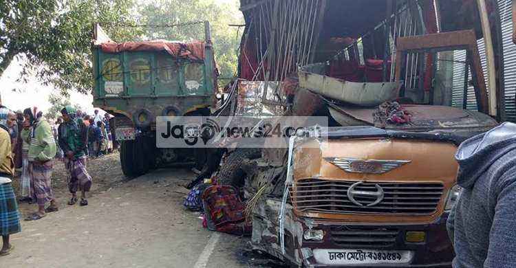 বাস-ট্রাকের মুখোমুখি সংঘর্ষে নিহত ৩
