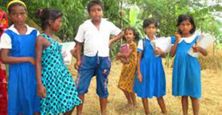 টিফিনের বিস্কুট কালোবাজারে বিক্রির অভিযোগ