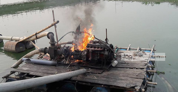 দুটি ড্রেজার পুড়িয়ে দিলেন ইউএনও