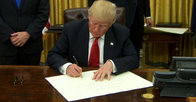 Donald Trump signs executive order on Obamacare