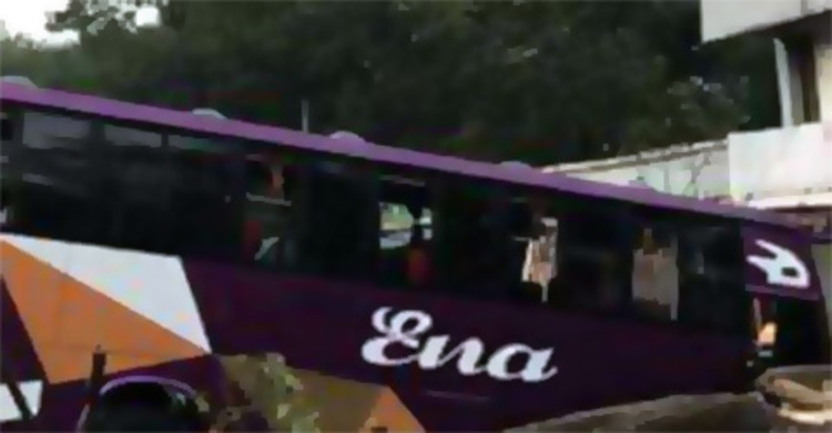 নিয়ন্ত্রণ হারিয়ে রাস্তার পাশে গাছের গুড়িতে ধাক্কা এনার