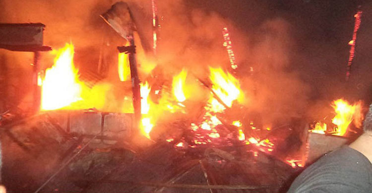 সুনামগঞ্জে আগুনে পুড়ে ১১ দোকান ছাই