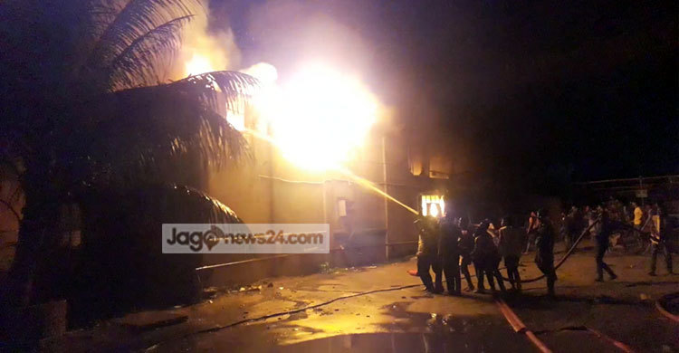 টঙ্গীর তিলারগাতিতে জুতার কারখানায় আগুন