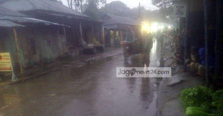 গাইবান্ধায় গুঁড়িগুঁড়ি বৃষ্টিতে বেড়েছে শীতের তীব্রতা 