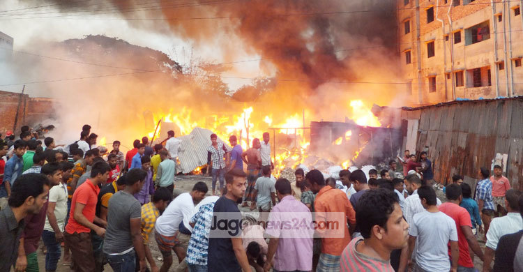 কালিয়াকৈরে আগুনে পুড়েছে ঝুটের চার গোডাউন