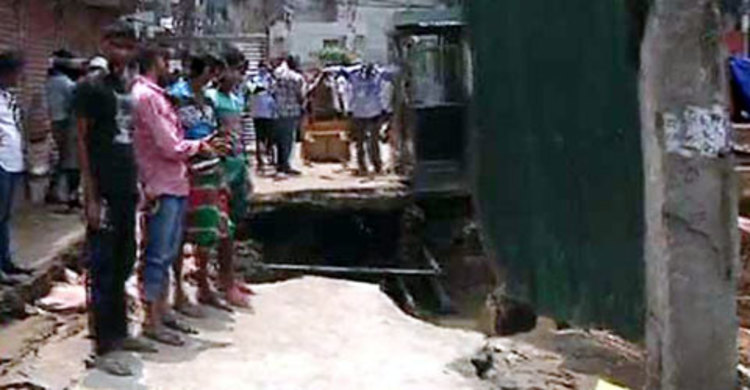 রাজধানীর গ্রিন রোডের সড়কে ধস