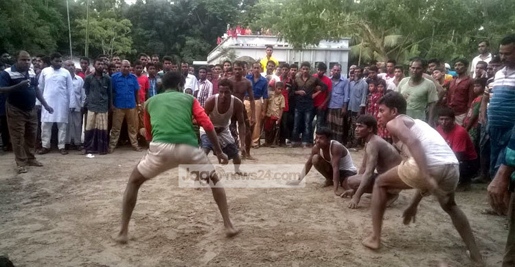 পিরোজপুরের জেলে পল্লীতে অন্যরকম হাডুডু লড়াই