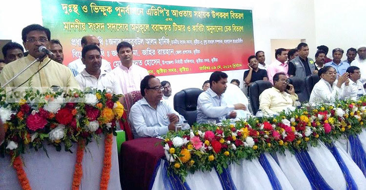 দুস্থ মানুষের পাশে দাঁড়াচ্ছে সরকার : হানিফ