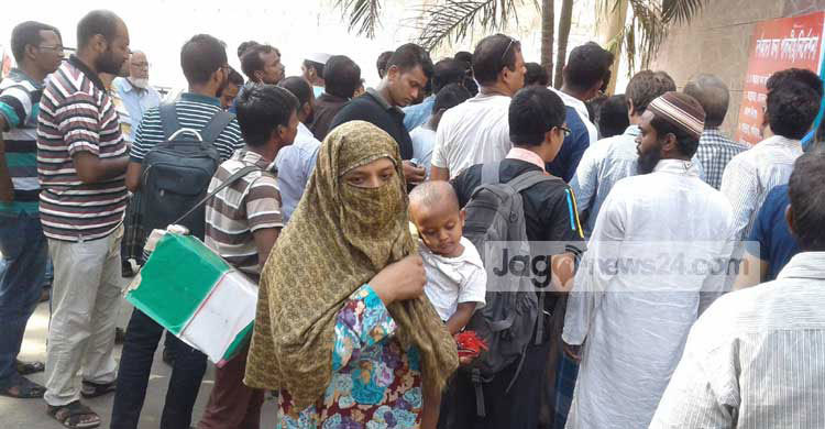 কারাগারে প্রবেশে উপচেপড়া ভিড়