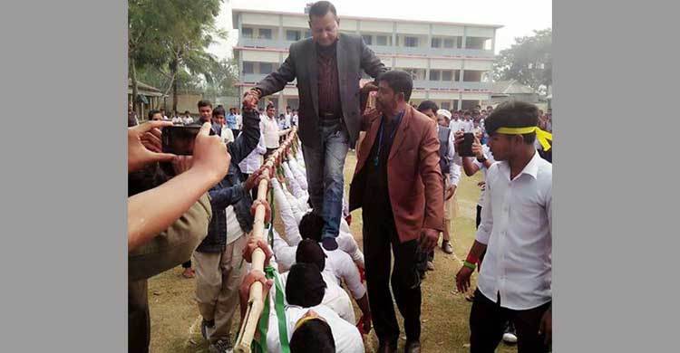 শিক্ষার্থীদের পিঠের ওপর দিয়ে হেঁটেছেন আরেক আ.লীগ নেতা