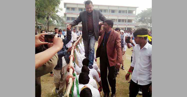 জামালপুরে শিক্ষার্থীদের পিঠে আ.লীগ নেতা : তদন্ত কমিটি
