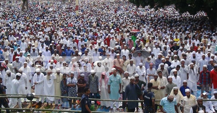 Largest Eid congregation held at Sholakia