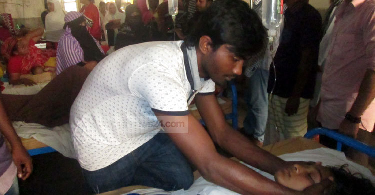 ঝালকাঠিতে গণহিস্টোরিয়ায় ১৭ ছাত্রী হাসপাতালে