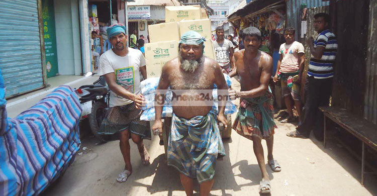 ‘বাঁচতে অইলে কাম কইরাই খাওয়া লাগবে’