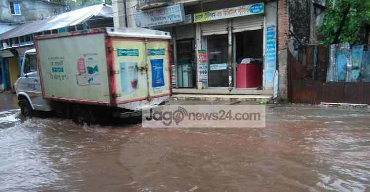 ৩ দিনের বৃষ্টিতে ঝালকাঠি পৌর এলাকাসহ অর্ধশত গ্রাম প্লাবিত
