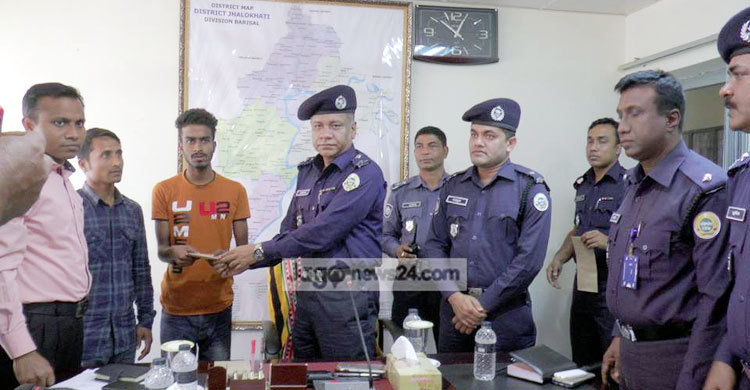 মাদক থেকে ফিরে আসায় পুলিশের পুরস্কার