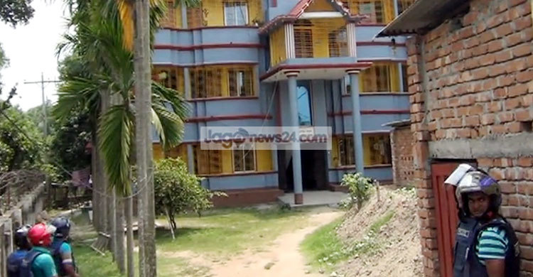 নাটোরেও দুটি বাড়ি ঘিরে রেখেছে পুলিশ