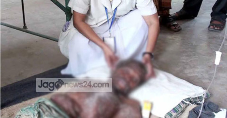 বস্তার মুখ খুলতেই নড়ে ওঠেন বৃদ্ধ!