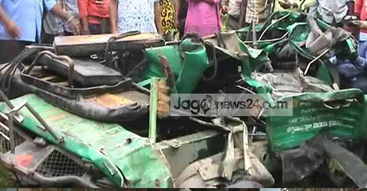 যশোরে বাসের ধাক্কায় টেম্পু উল্টে নিহত ২