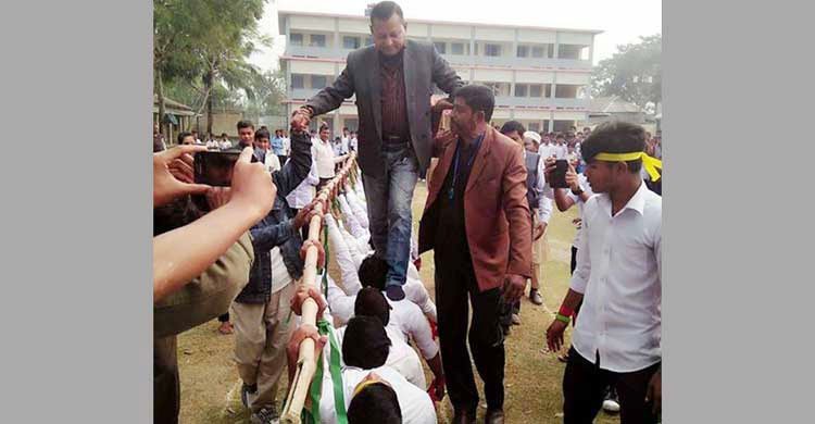 ছাত্রদের পিঠের ওপর দিয়ে হেঁটে যাওয়ার ঘটনায় মামলা