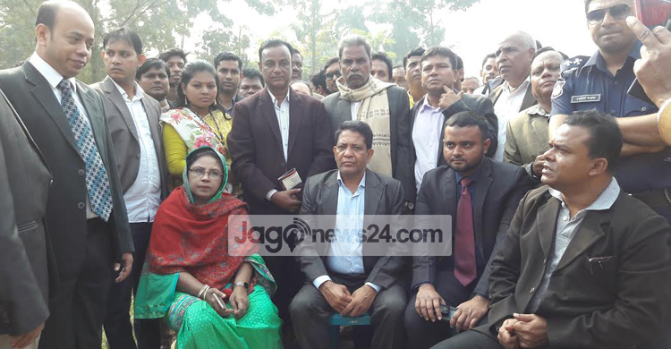 সব ধর্মের মানুষকে কাঁধে কাঁধ মিলিয়ে চলতে হবে : চুমকি